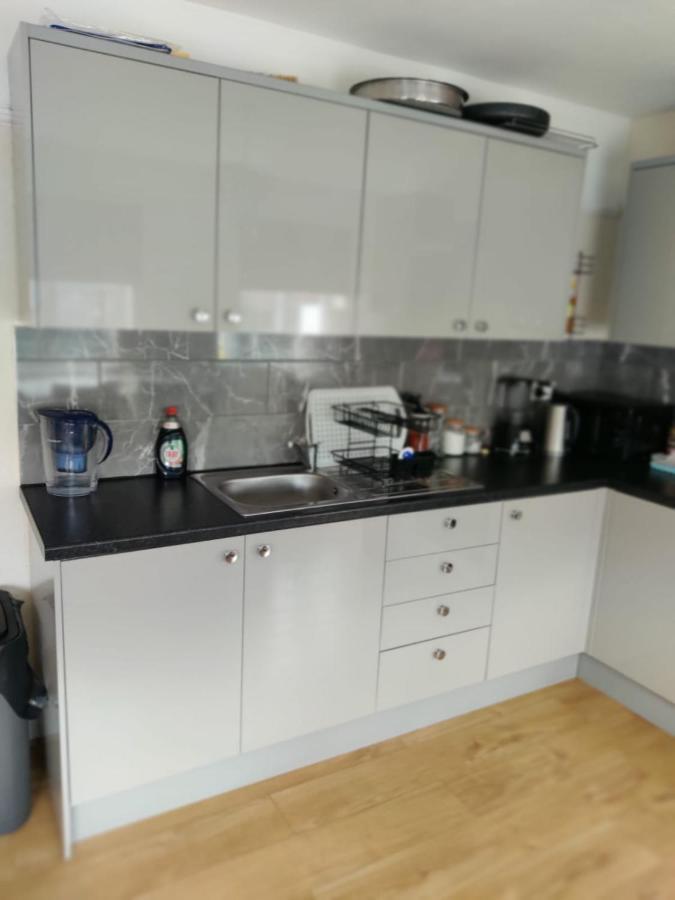 Cheerful 3 Bedroom House Just Across Tube Station Appartement