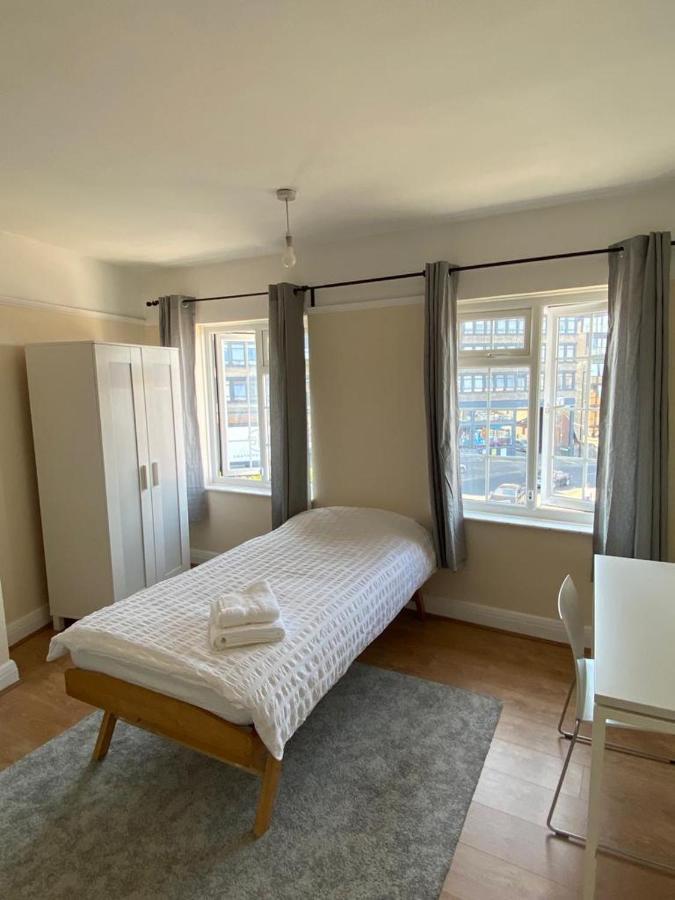 Cheerful 3 Bedroom House Just Across Tube Station Appartement