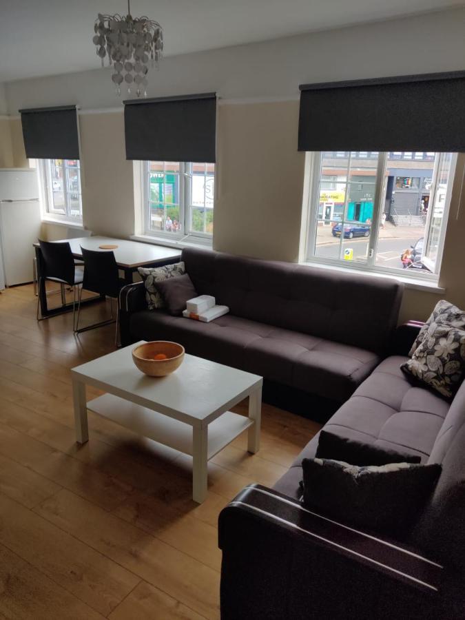 Cheerful 3 Bedroom House Just Across Tube Station Appartement Londen