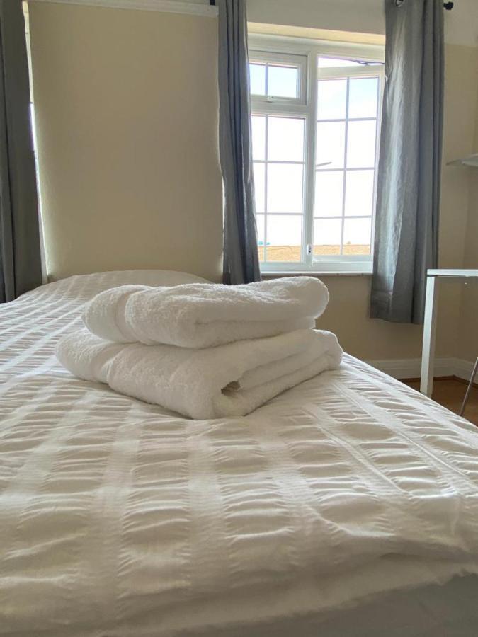 Cheerful 3 Bedroom House Just Across Tube Station * Londen