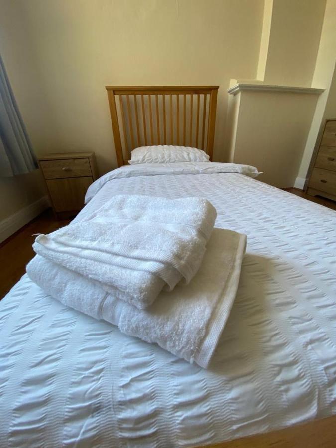 Cheerful 3 Bedroom House Just Across Tube Station Londen
