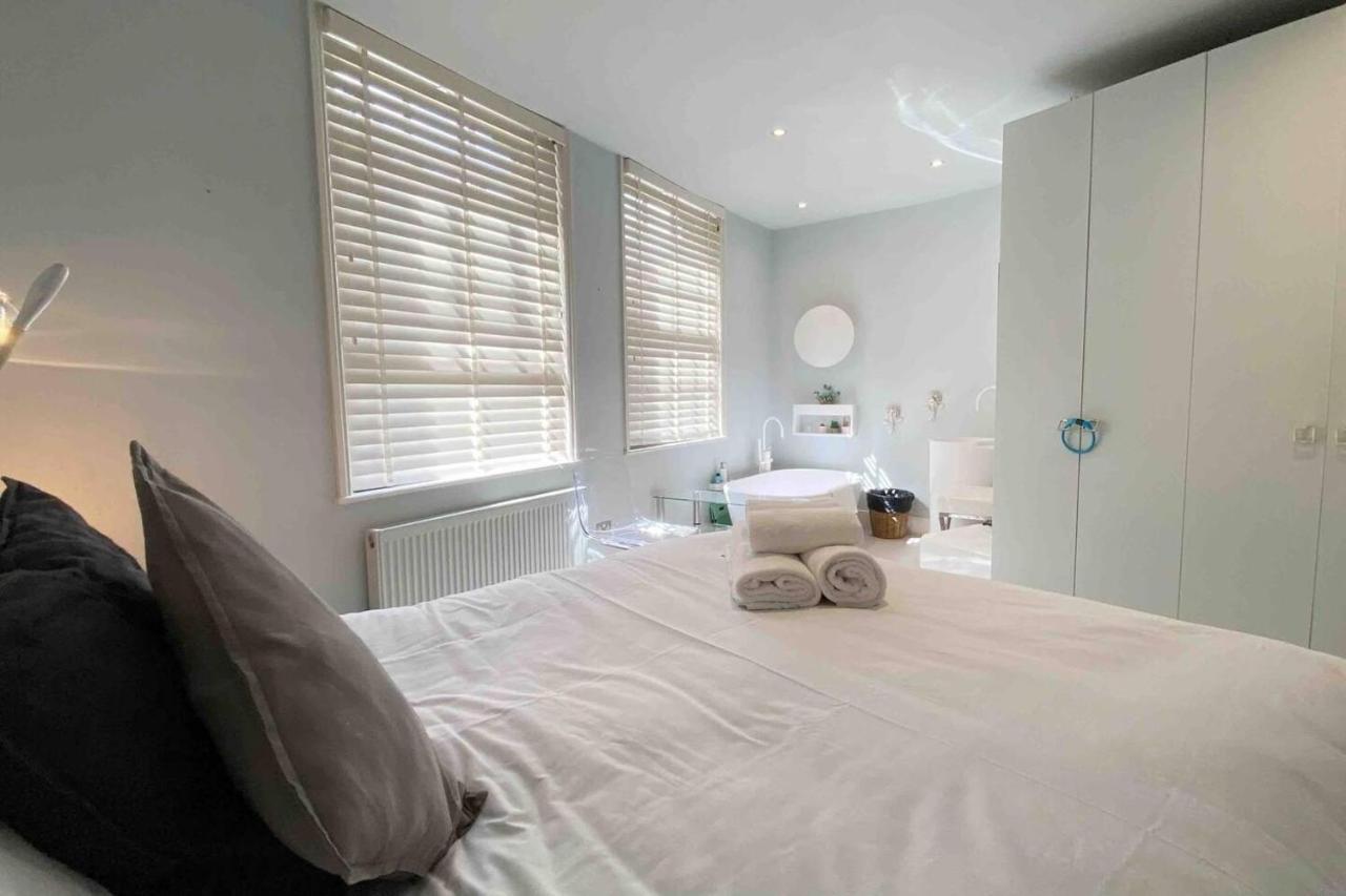 Charming 2-bed Apt With 2 Bathtub Central Apartment London