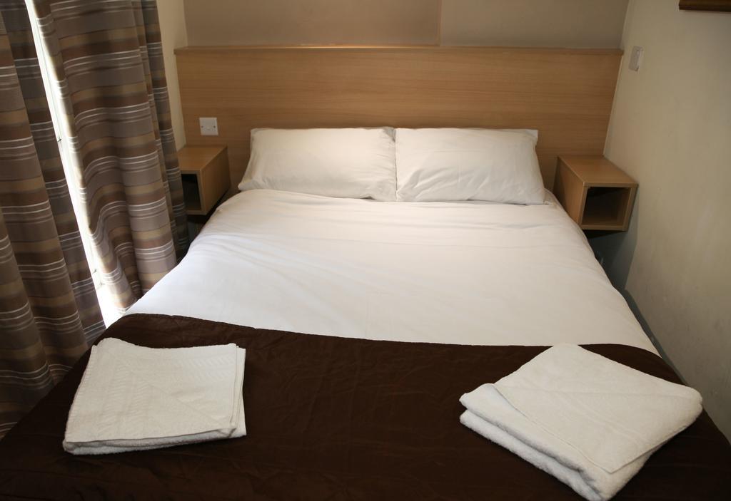 Holland Court 3*
