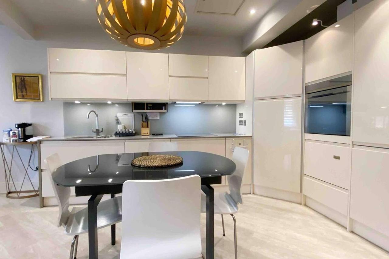 Apartment Charming 2-bed Apt With 2 Bathtub Central *