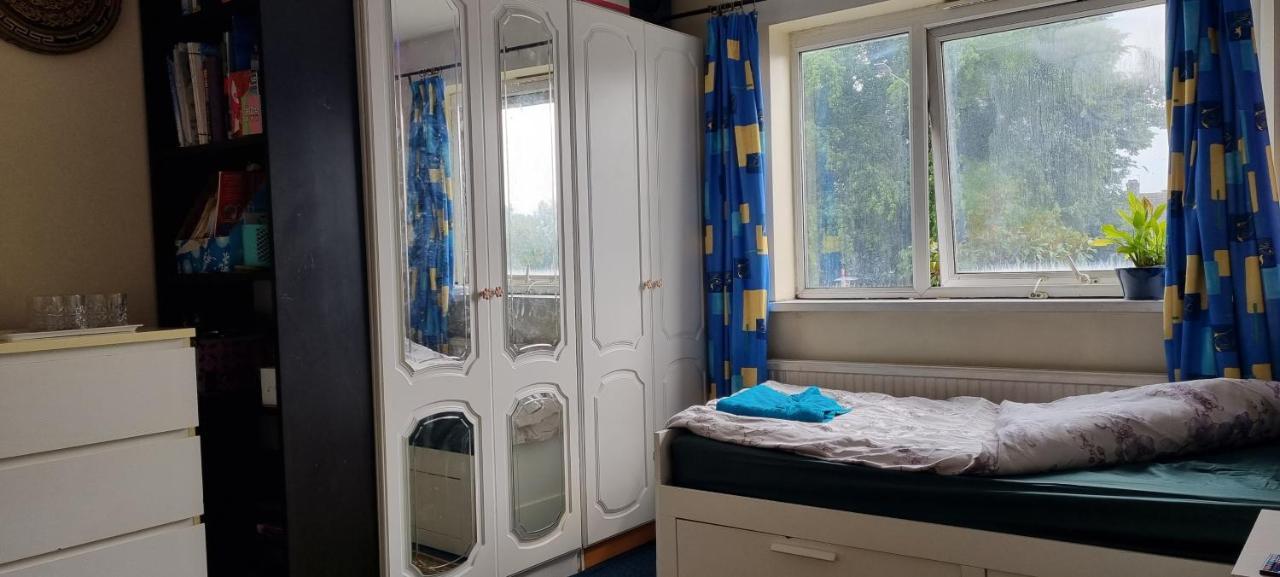 Private In Shares Flat Near Heathrow Airport Apartment