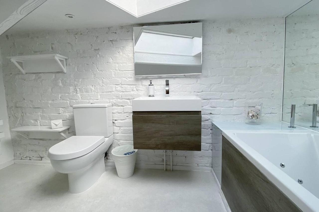 Charming 2-bed Apt With 2 Bathtub Central Apartment London