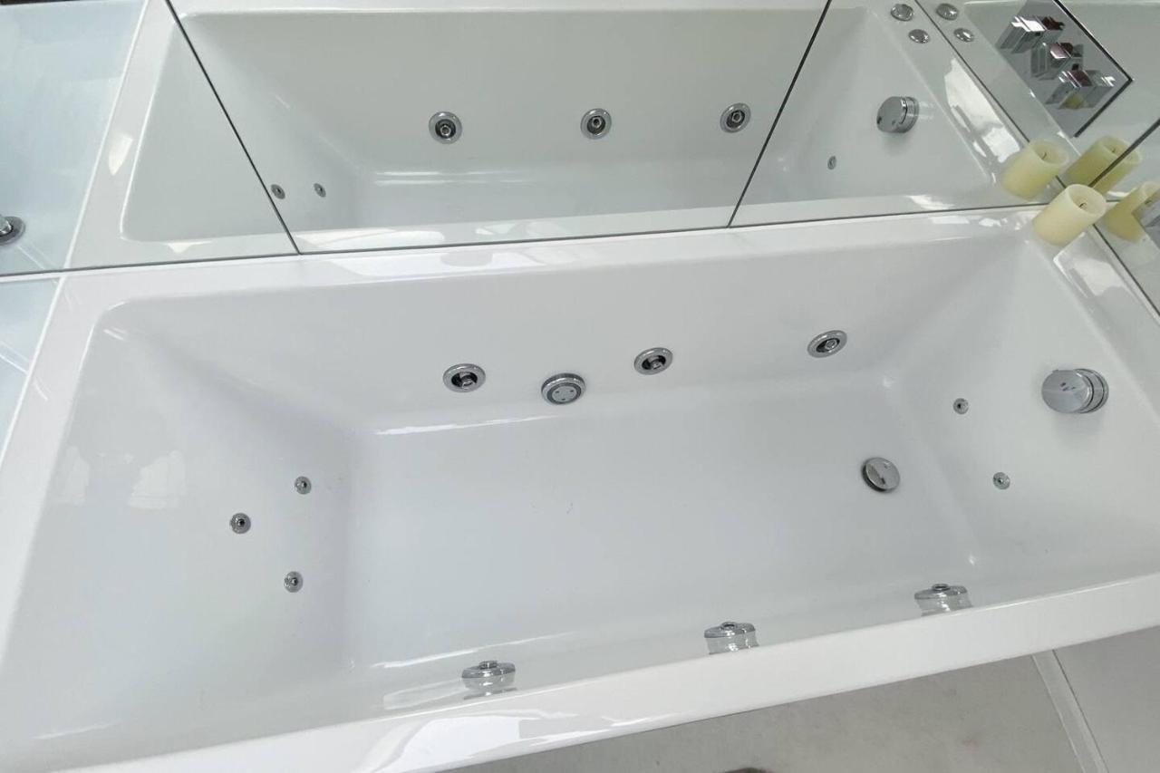 Apartment Charming 2-bed Apt With 2 Bathtub Central *