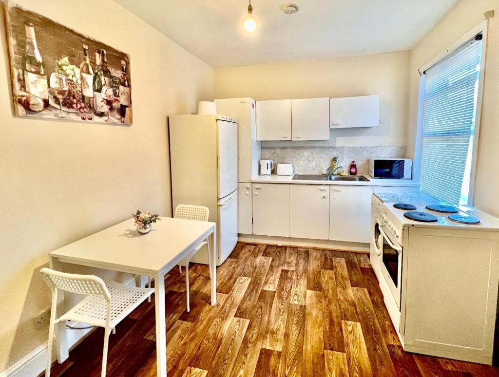 Studio Flat In Colliers Wood Londen