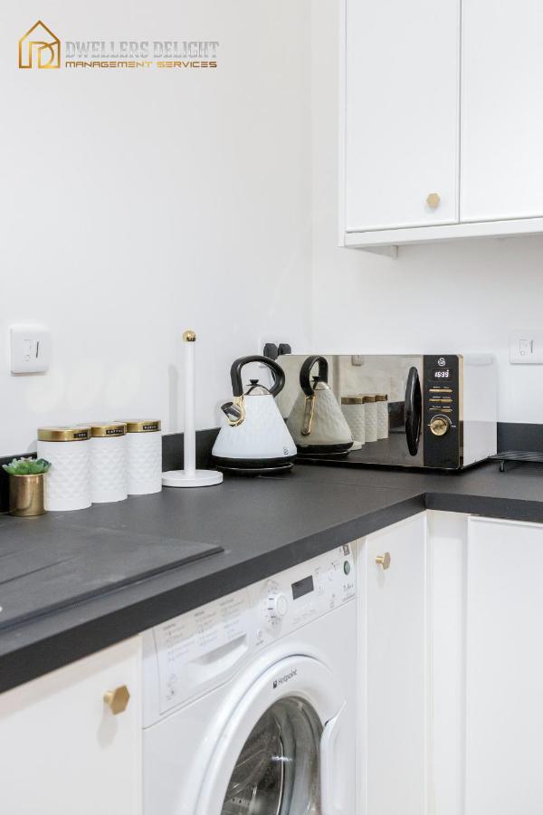 Entire 2 Bed Flat Plaistow,canning Town Prime Location In * Londen