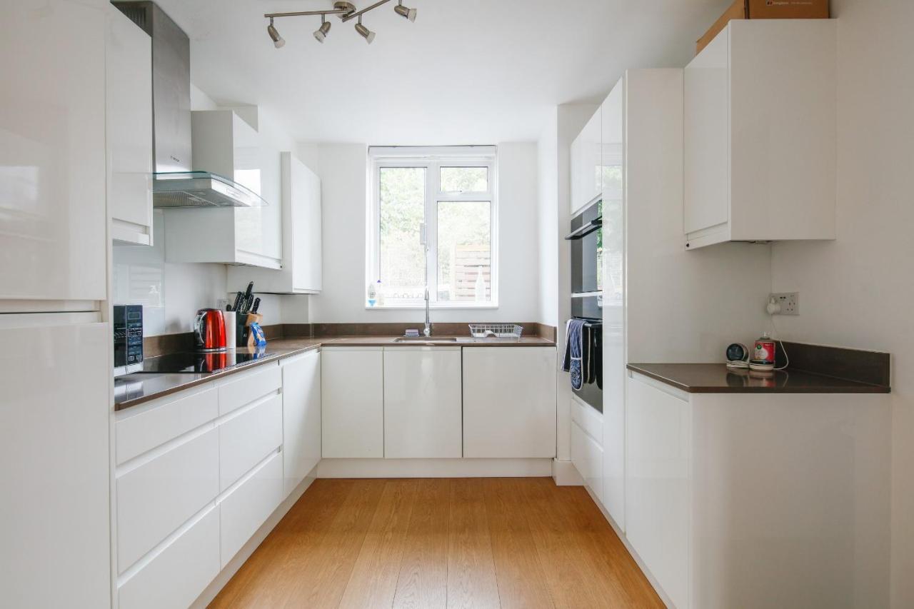 Bright & Welcoming Garden Flat Sleeps 6 In Style Appartement Londen