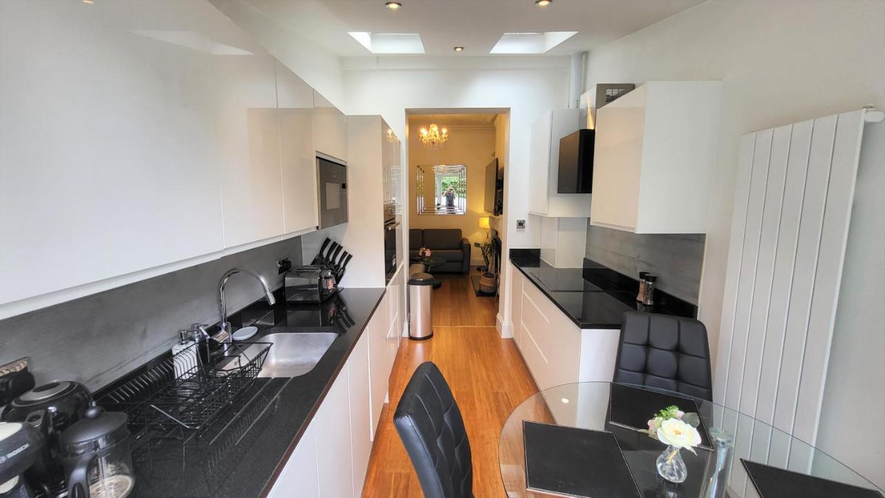 2 Bed Luxury Service In The Heart Of Chiswick Town, W4 Zone 2 Apartment