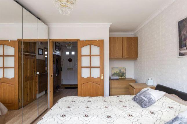1 Bedroom Flat Close To With Free Parking Arrangement * Londen