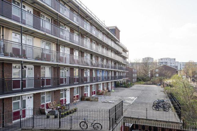 1 Bedroom Flat Close To With Free Parking Arrangement Londen