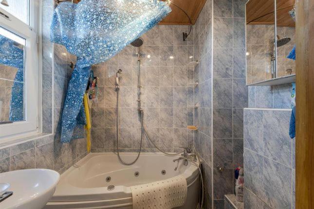 1 Bedroom Flat Close To With Free Parking Arrangement * Londen