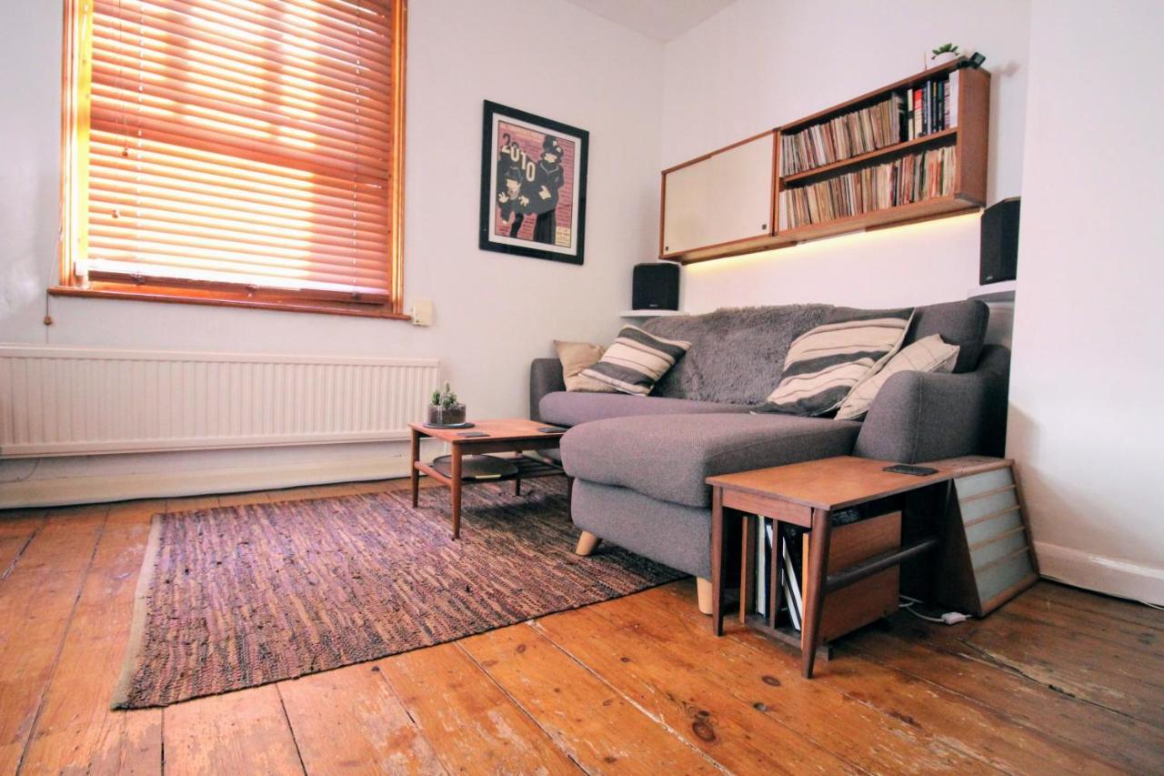 Traditional Victorian 2 Bed In Cobbled Street + Mod Cons - Full * London