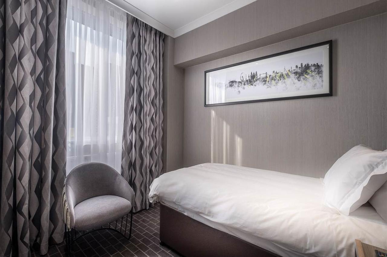 Sleeper At Royal National Hotel 4*