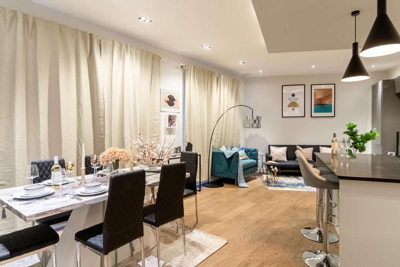 Stunning Camden House With Private Terrace & Free Parking Ferienhaus London