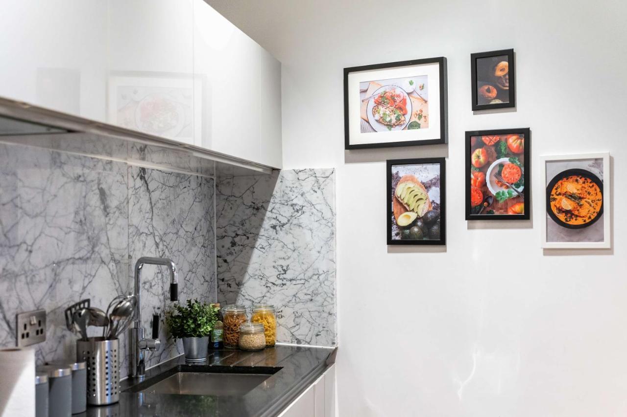 Stunning Camden House With Private Terrace & Free Parking Ferienhaus London