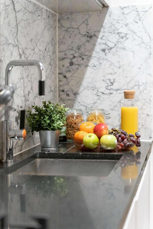Stunning Camden House With Private Terrace & Free Parking Ferienhaus London