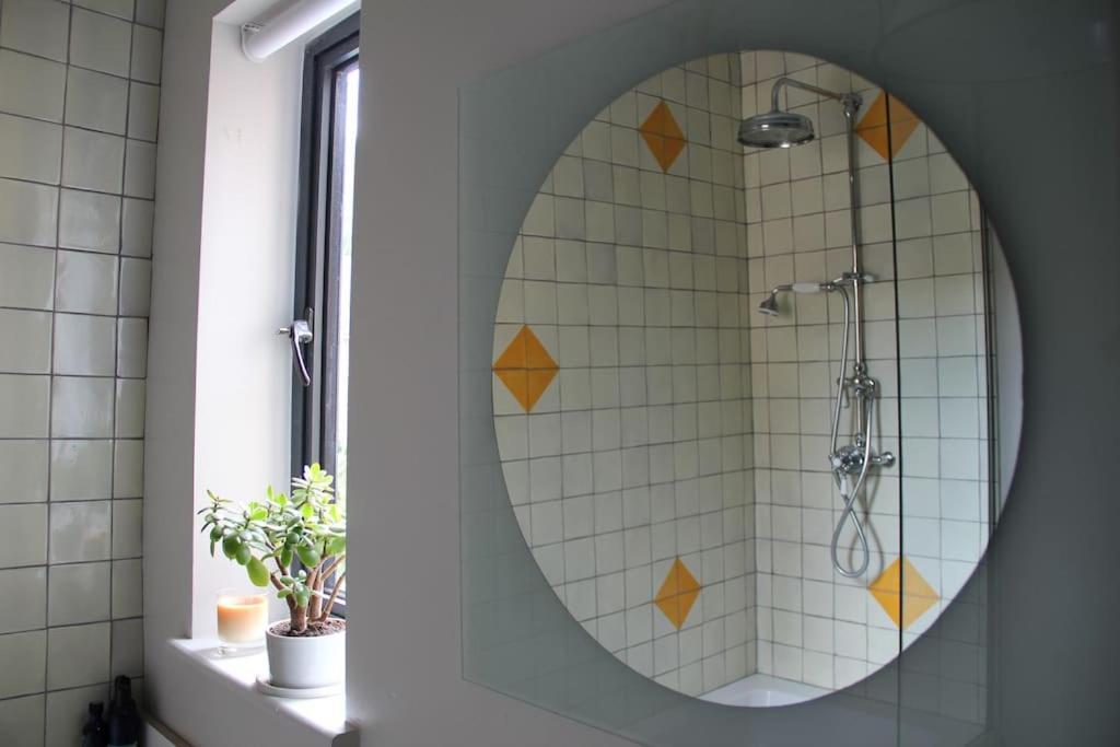 Vakantiehuis Large, Modern, Light, Open Plan Designer House *