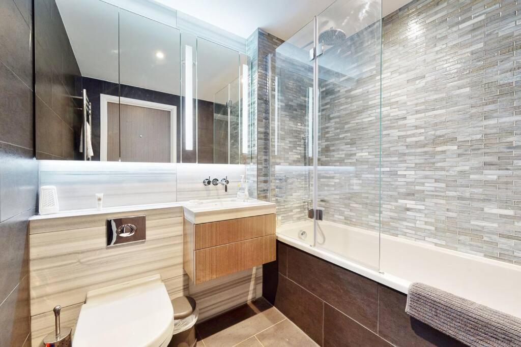Superb In Greenwich With Balcony & Roof Londen