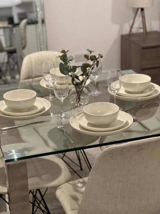Modern In Popular South Kensington Location Apartment