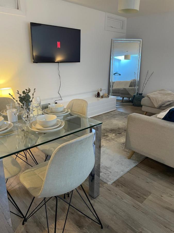 Modern In Popular South Kensington Location Apartment