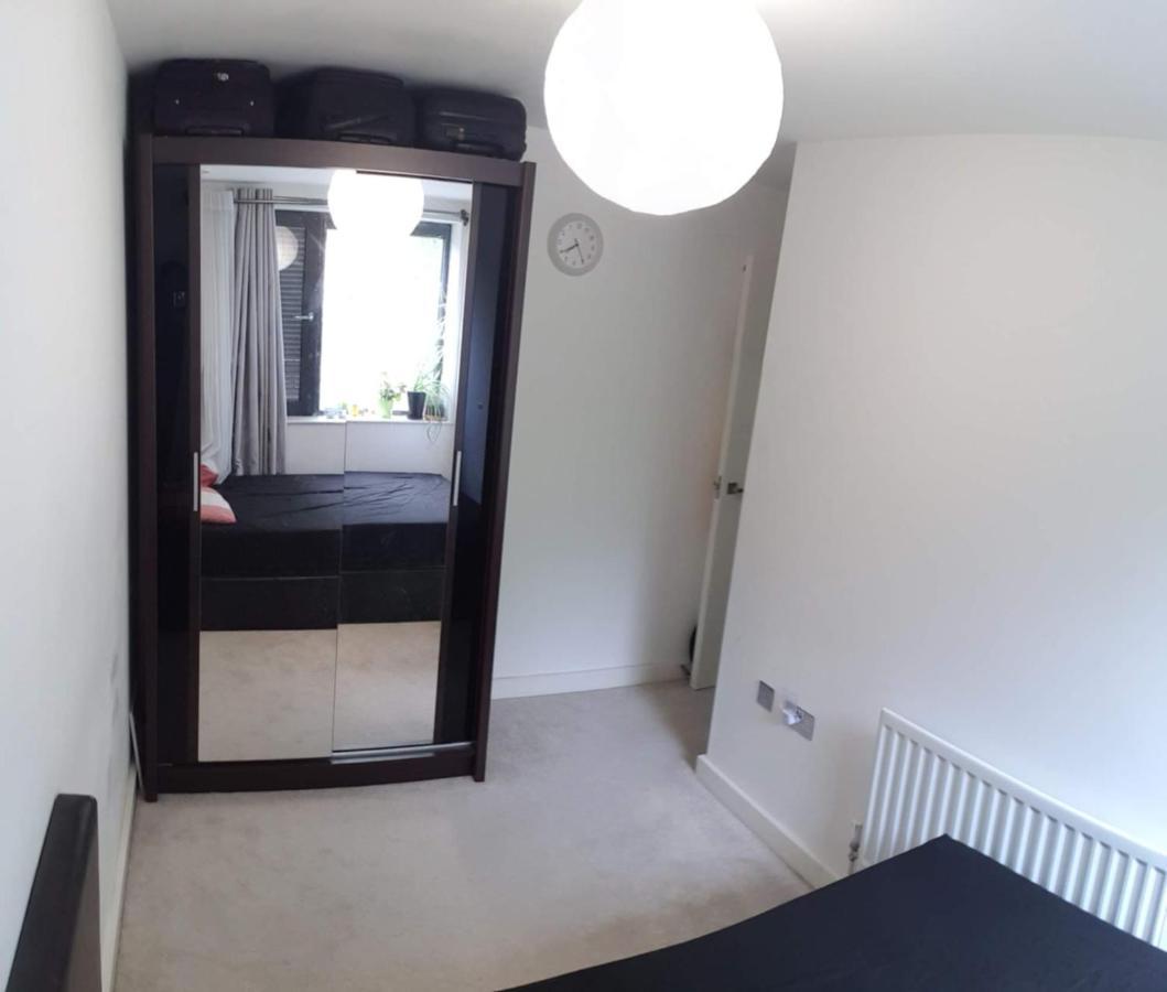 Newly Refurbished - Entire 4 Bedroom Private House With Kitchen, Living & Private Garden - 1 Cape House London, Within 30 Mins From London, Bridge & Canary Wharf Vakantiehuis *