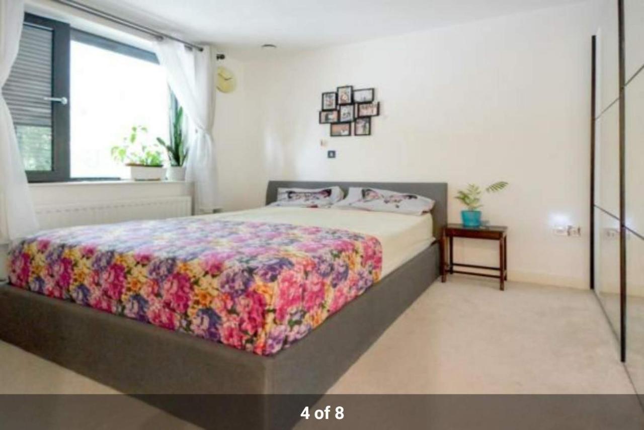 Newly Refurbished - Entire 4 Bedroom Private House With Kitchen, Living & Private Garden - 1 Cape House London, Within 30 Mins From London, Bridge & Canary Wharf Vakantiehuis