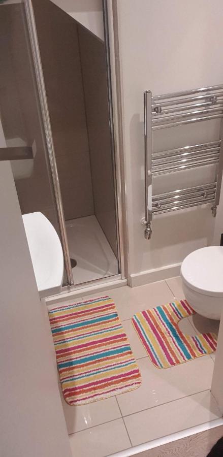 Vakantiehuis Newly Refurbished - Entire 4 Bedroom Private House With Kitchen, Living & Private Garden - 1 Cape House London, Within 30 Mins From London, Bridge & Canary Wharf