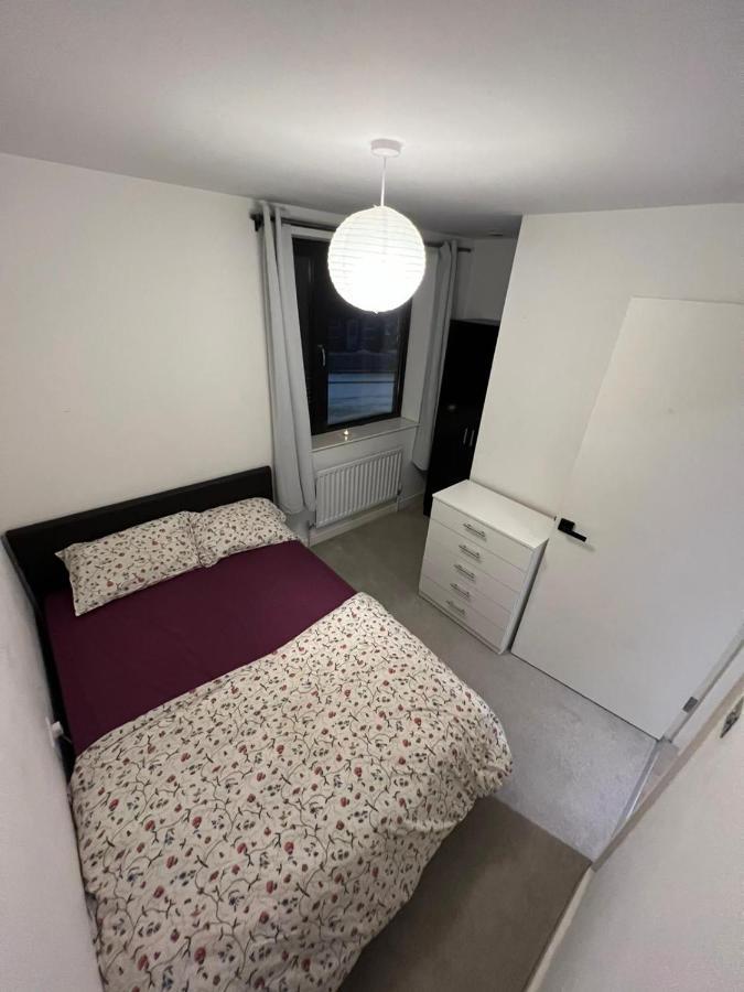 Newly Refurbished - Entire 4 Bedroom Private House With Kitchen, Living & Private Garden - 1 Cape House London, Within 30 Mins From London, Bridge & Canary Wharf Vakantiehuis *