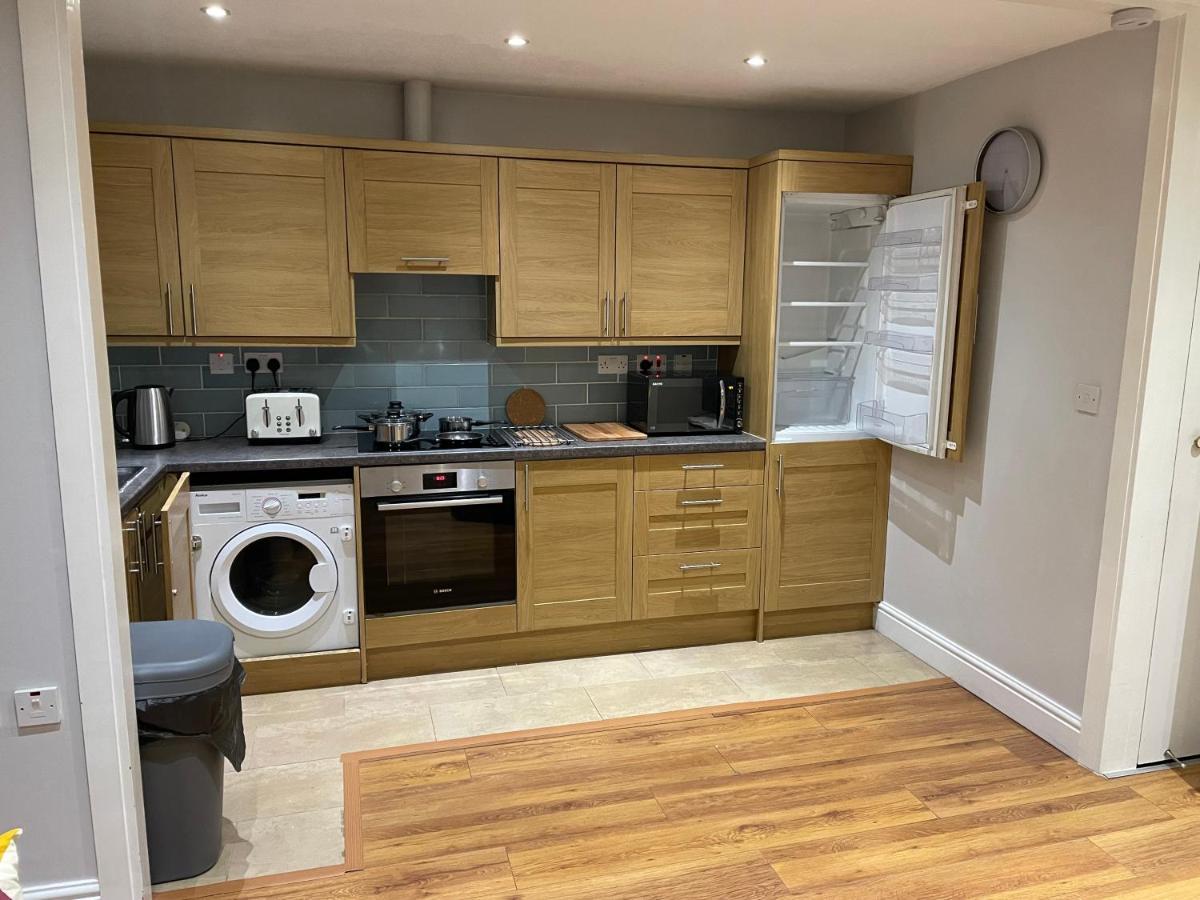 Appartement 2 Bedroom Chiswick Park Tube Station *