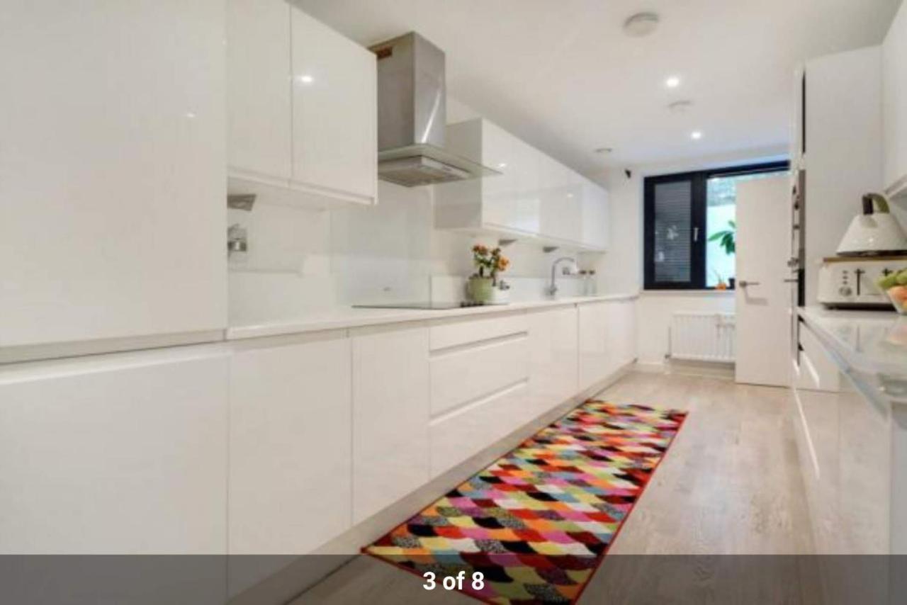 Newly Refurbished - Entire 4 Bedroom Private House With Kitchen, Living & Private Garden - 1 Cape House London, Within 30 Mins From London, Bridge & Canary Wharf Vakantiehuis Londen