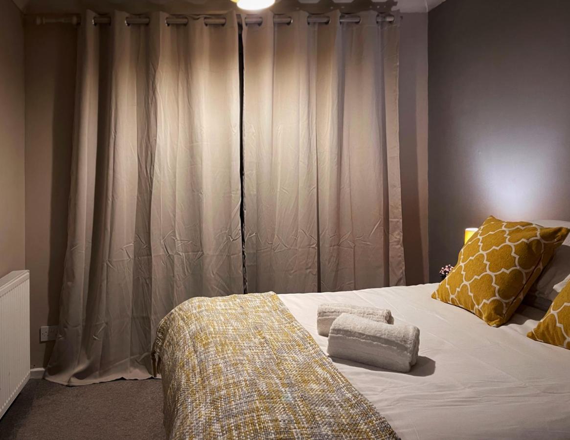 Apartment Vintage 3 Bedroom House Near Catford - 1 Double Bed, 3 Single Beds, Max 5 People