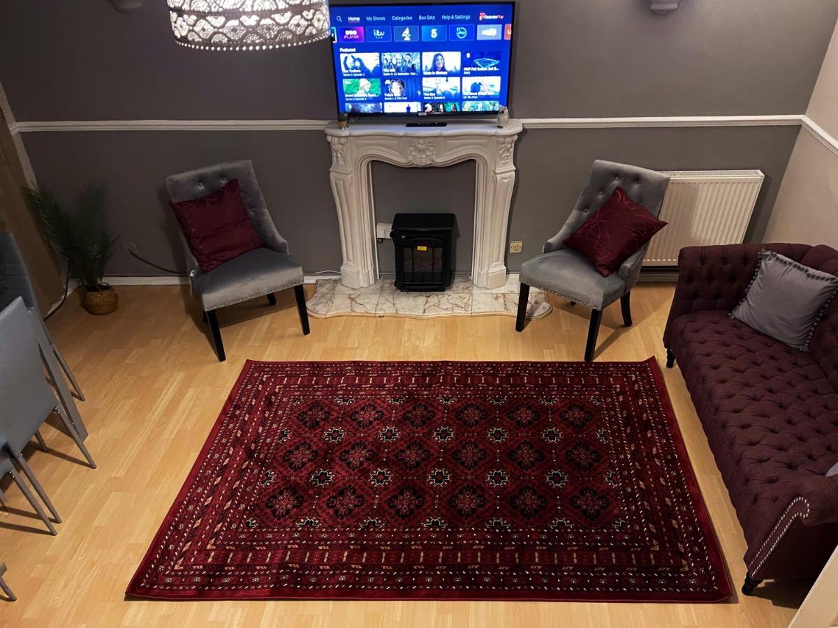 Apartment Vintage 3 Bedroom House Near Catford - 1 Double Bed, 3 Single Beds, Max 5 People