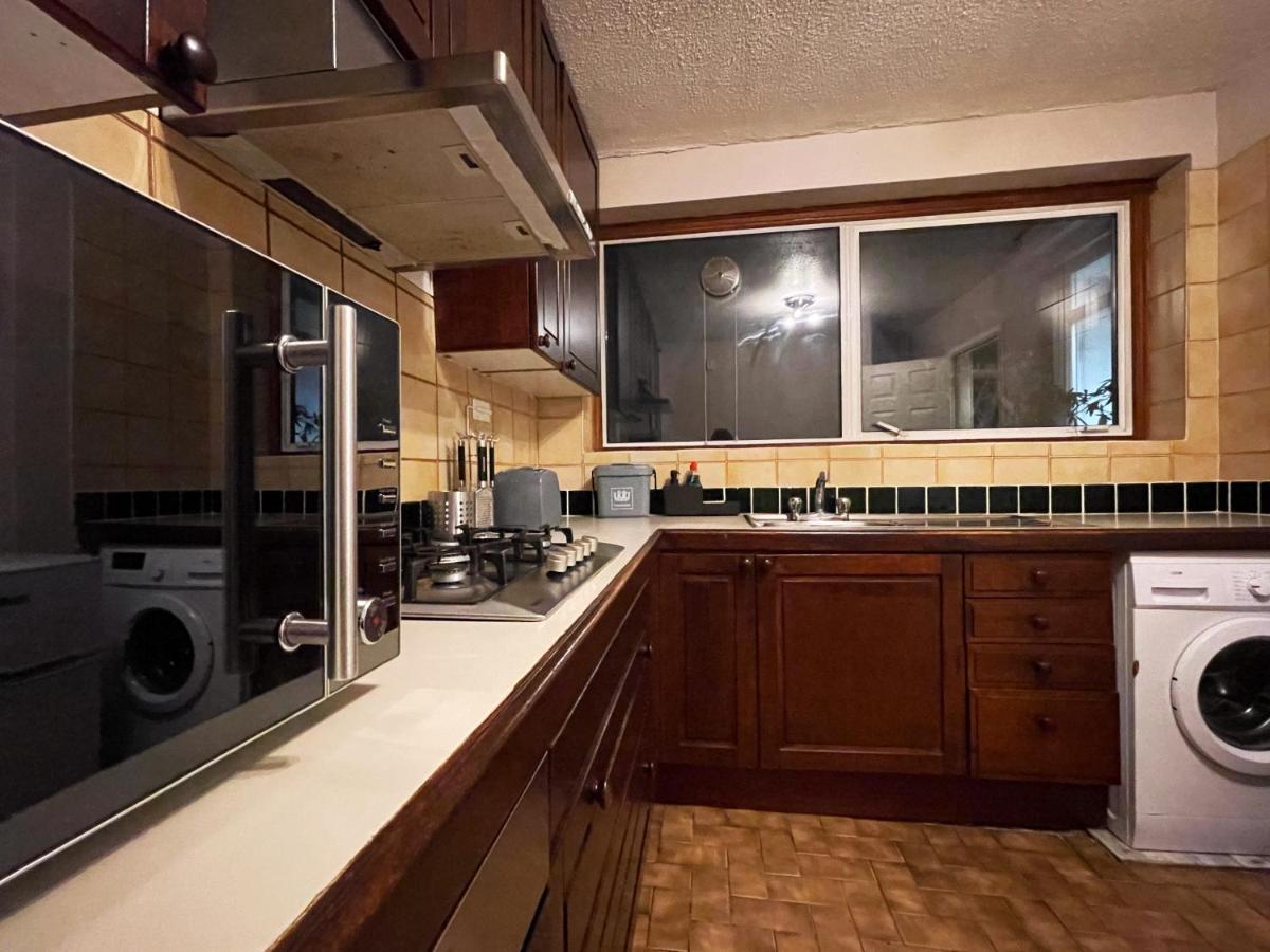Apartment Vintage 3 Bedroom House Near Catford - 1 Double Bed, 3 Single Beds, Max 5 People