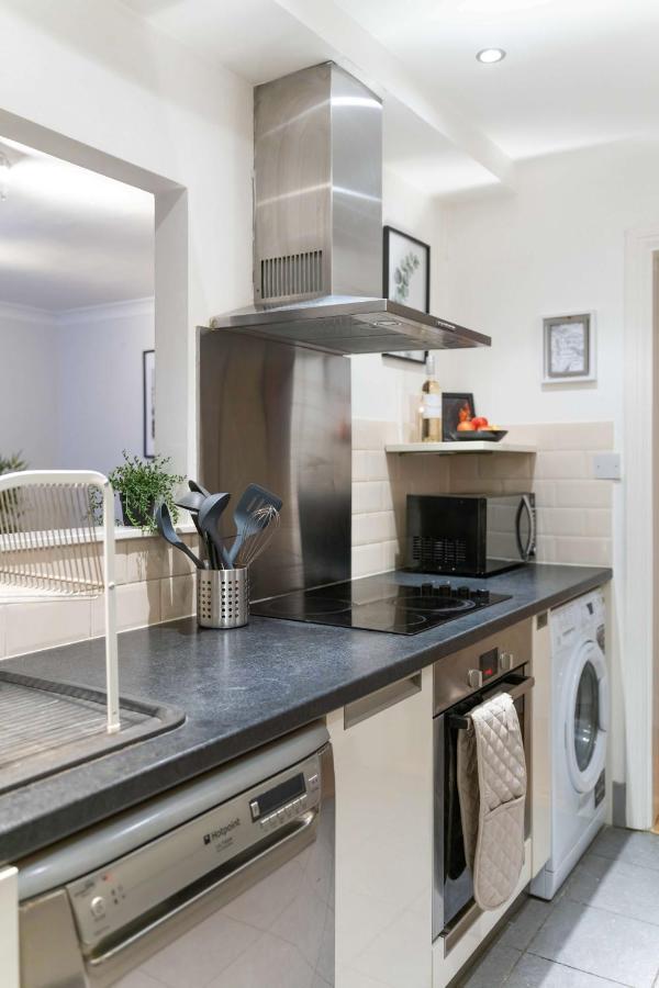 Chic Two Bed Garden Flat Londen
