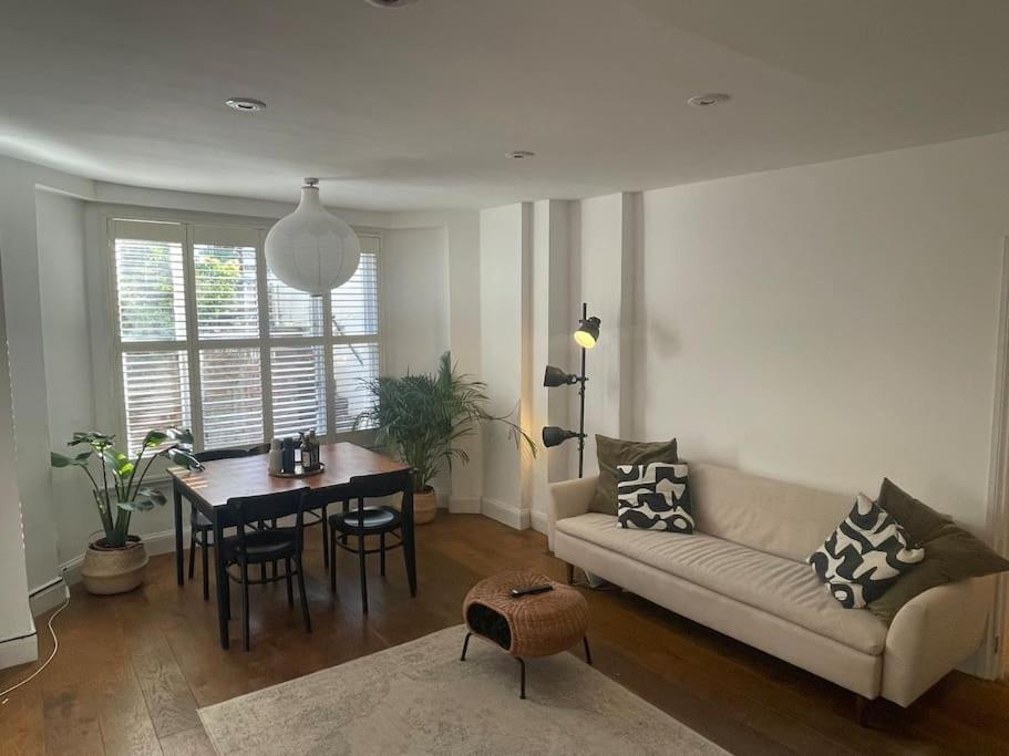 Lovely 2-bed With Patio Near Camden London