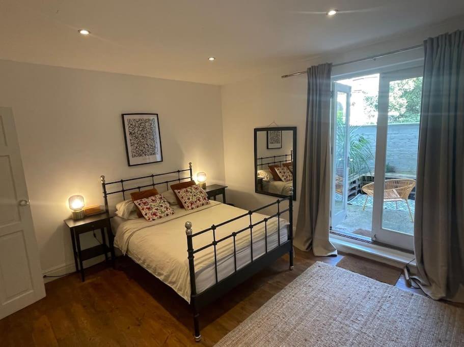 Lovely 2-bed With Patio Near Camden Apartment