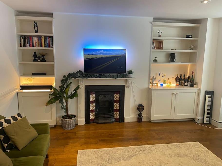 Lovely 2-bed With Patio Near Camden * London