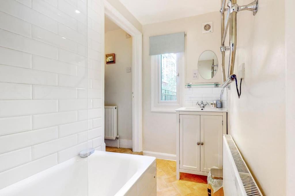 Beautiful Two Bedroom In Honor Oak Apartment London