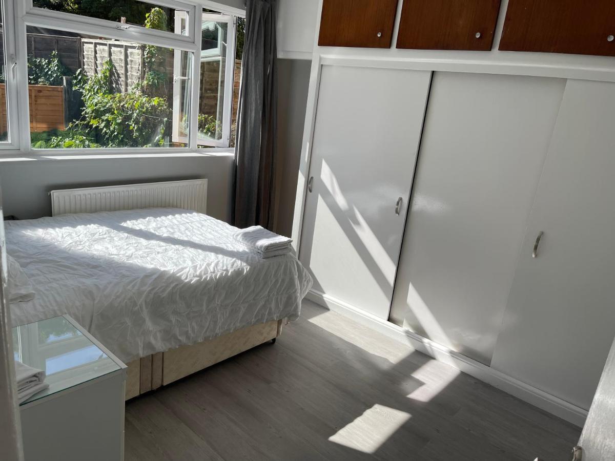 Apartamento Entire Lovely 2 Bedroom With Private Garden & Free Street Parking