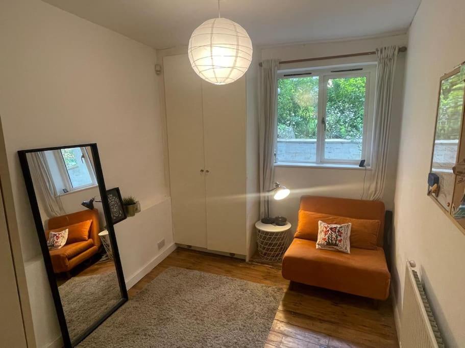 Lovely 2-bed With Patio Near Camden London