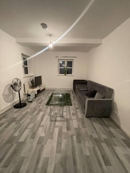 Lovely Spacious Entire 1 Bedroom - New Management * Londen