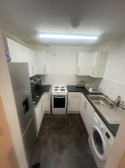 Lovely Spacious Entire 1 Bedroom - New Management Appartement Londen