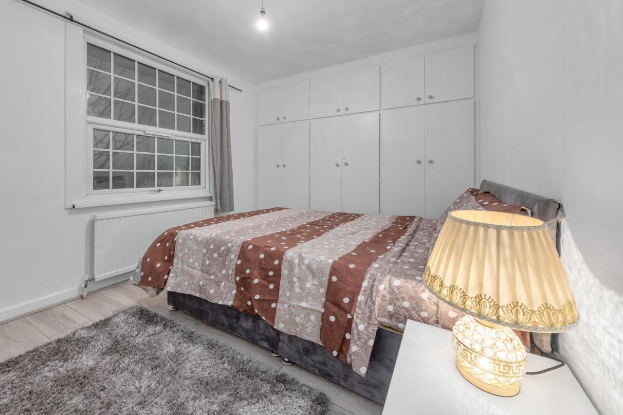 Spacious And Stylish - East Acton