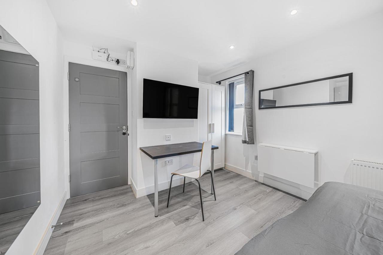 Floor Studio In Camberwell Apartment London