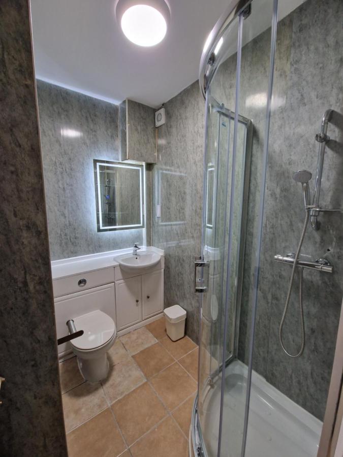 Affordable In Shared Flat, Bridge Habitación en casa particular