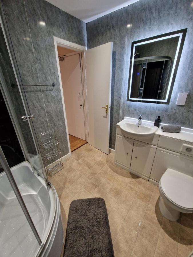 Affordable In Shared Flat, Bridge Habitación en casa particular Londres