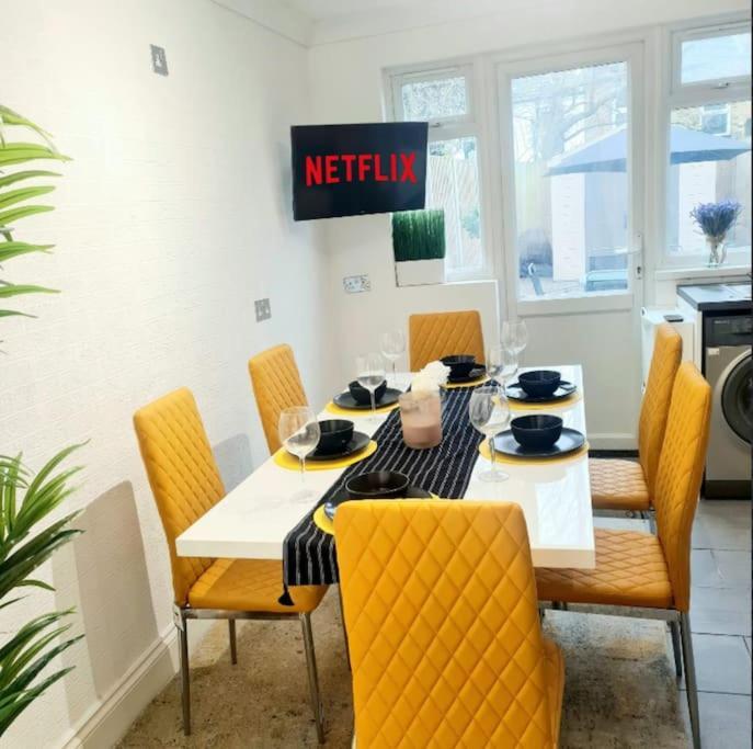 Private House With Free Parking Holiday home *